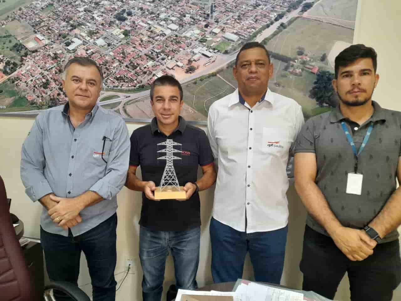 Marcus Bueno, consultor de negócios da CPFL Paulista, ao lado do prefeito Haroldo Pio, 
 Ricardo Anacleto, da Gerência  de Operação de Campo da CPFL Paulista e José Tobias, coordenador de Operação de Manutenção da empresa - Foto: Divulgação