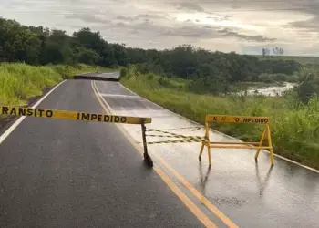 Vicinal foi sinalizada após cratera se abrir no asfalto em Mirandópolis (SP) — Foto: Prefeitura de Mirandópolis/Divulgação