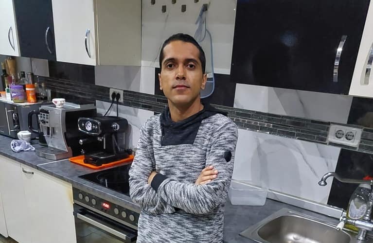 Patrick César em foto tirada logo após deixar a prisão em Belgrado, no dia 22 de dezembro (Álbum de Família)