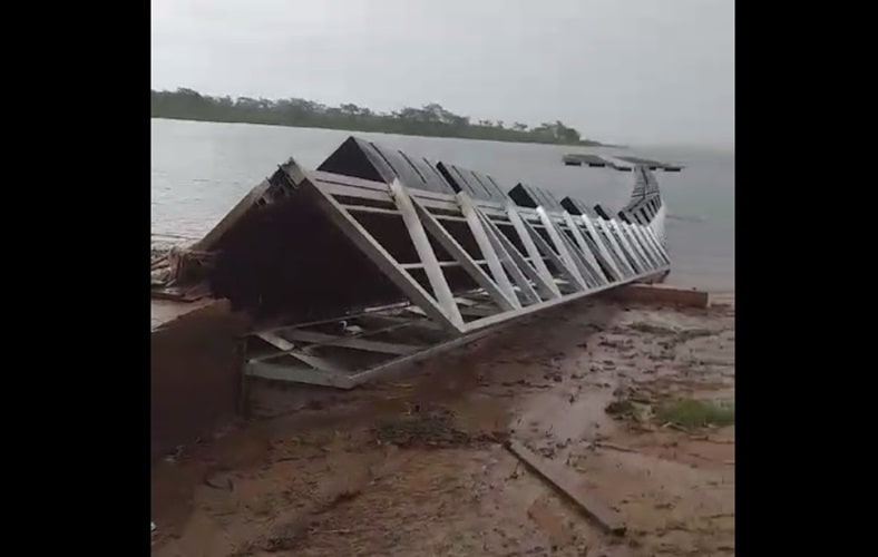 Píer para embarcações sofreu danos na infraestrutura (Reprodução)