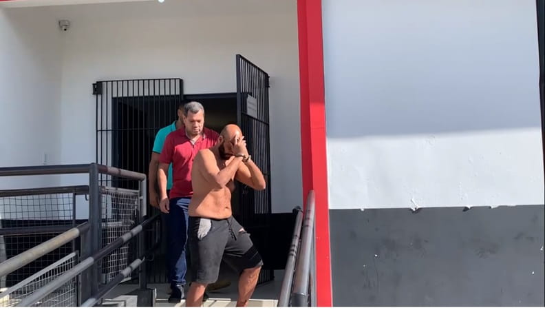 Rodrigo Almeida, 37 anos, saindo da delegacia de Monte Mor (Foto: Reprodução)