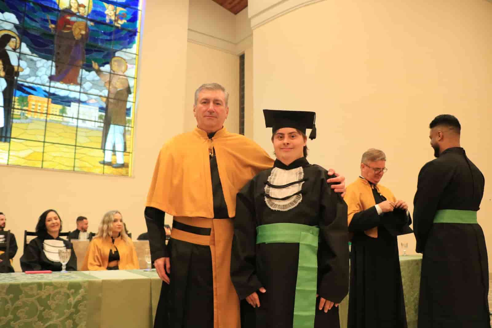 O jovem Cauê ao lado do pró-reitor da Instituição, professor André Ornellas - Foto: Divulgação