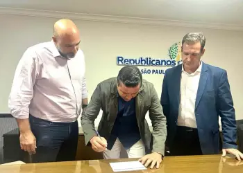 Evandro Gonçalves em ato simbólico na sede do partido em SP, entre o coordenador regional do Republicanos, Leandro Maffeis, e o presidente estadual da sigla, Roberto Carneiro