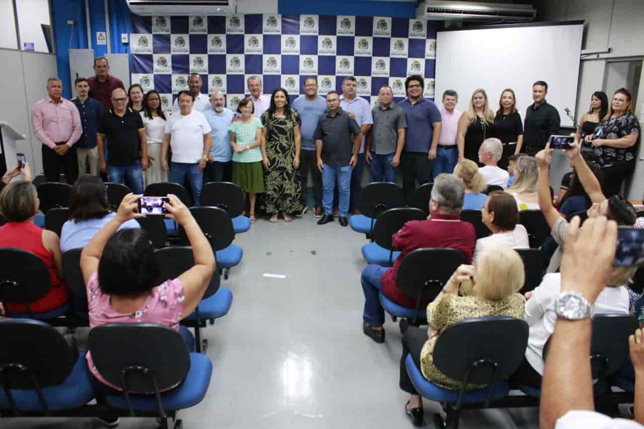 Posse ocorreu na manhã desta quarta-feira (10), no Salão Azul da Prefeitura - Foto: Divulgação