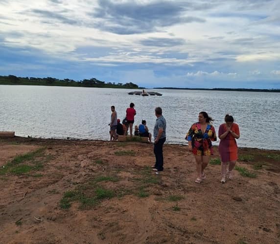 Bombeiros apuram denúncia de afogamento na Prainha de Araçatuba