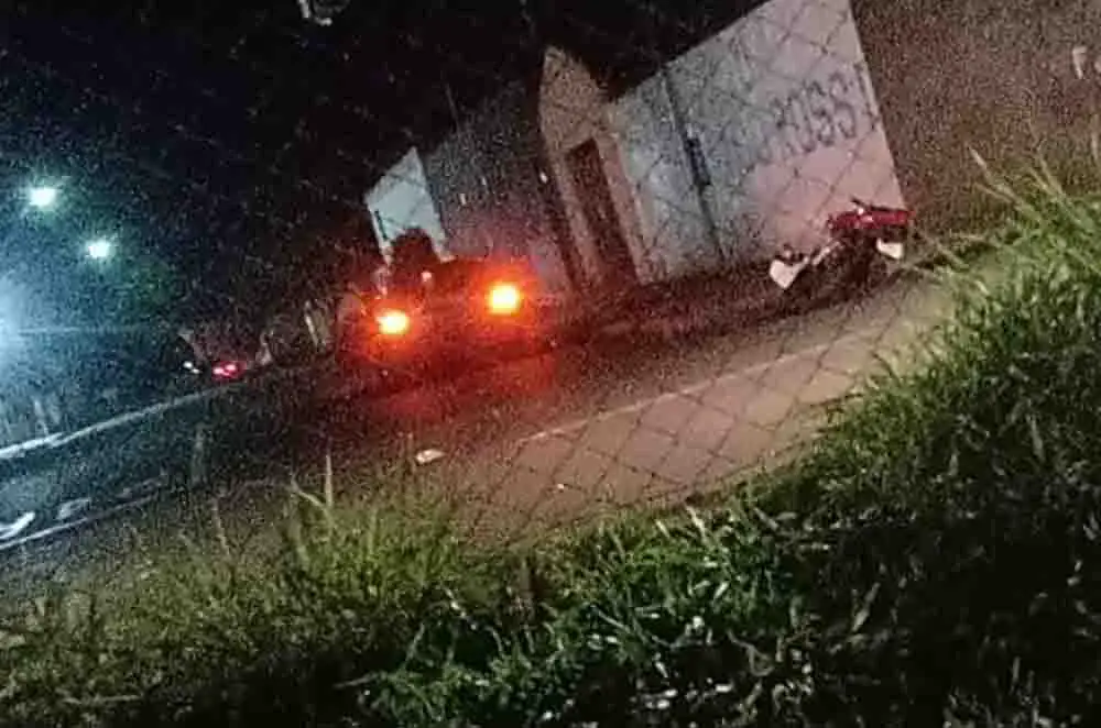 A moto ficou caída na guia de sarjeta. Foto: Reprodução whatsapp