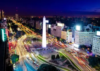 Vista aérea de Buenos Aires e avenida 9 de Julio à noite  — Foto de diegograndi/Depositphotos