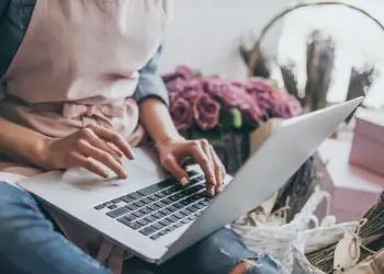 empreendedora com o um notebook na mão