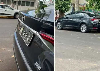 Carro estava estacionado na frente da Secretaria de Assistência Social (Foto: Divulgação)