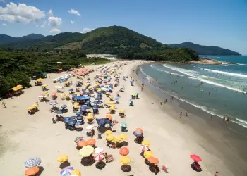 Vista Aérea da Praia de Camburi, São Sebastião (SP), Brasil — Foto de gustavofrazao