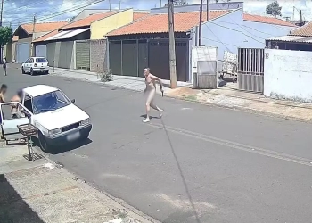 homem pelado mata enteado