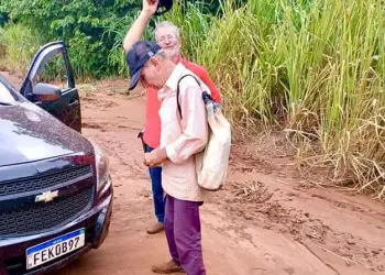 Idoso foi encontrado pela Polícia Militar em área de mata (Foto: Divulgação/ PM)