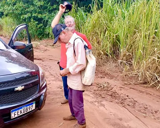 Idoso foi encontrado pela Polícia Militar em área de mata (Foto: Divulgação/ PM)