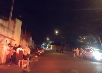 Policiais militares e vizinhos na rua Eça de Queiroz, onde ocorreu o homicídio - Foto: RP10