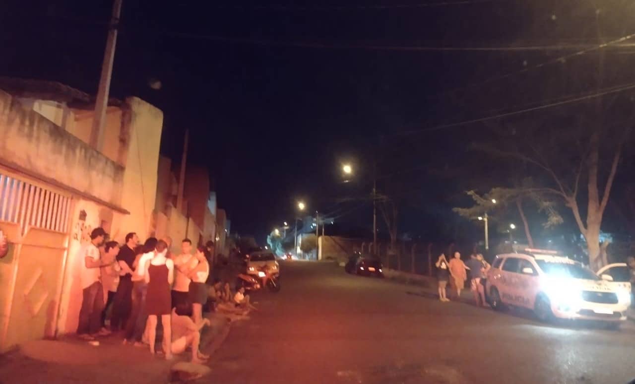 Policiais militares e vizinhos na rua Eça de Queiroz, onde ocorreu o homicídio - Foto: RP10