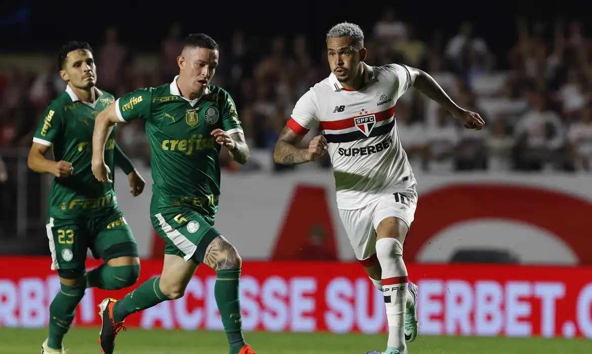 Jogadores do São Paulo e Palmeiras disputando a bola