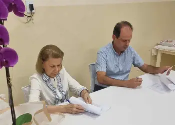 A presidente do centro espírita Amor e Caridade, Nancy Dias de Almeida, e o presidente da Rede de Supermercados, Fernando Farinha Júnior, assinam o contrato de compra e venda do terreno