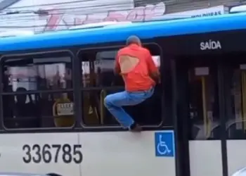 homem detido em janela de onibus