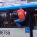 homem detido em janela de onibus