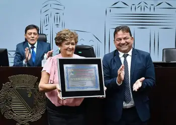 Maria Zilma ao lado do autor da homenagem, vereador Batata - Foto: Angelo Cardoso/Câmara de Araçatuba