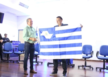 Dilador entrega a bandeira de Araçatuba a Felicio Ramuth - Foto: Divulgação