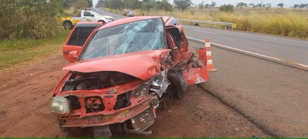 Carro na pista contrária foi atingido pelo motorista em Sud Mennucci (SP) — Foto: Reprodução/Infomais