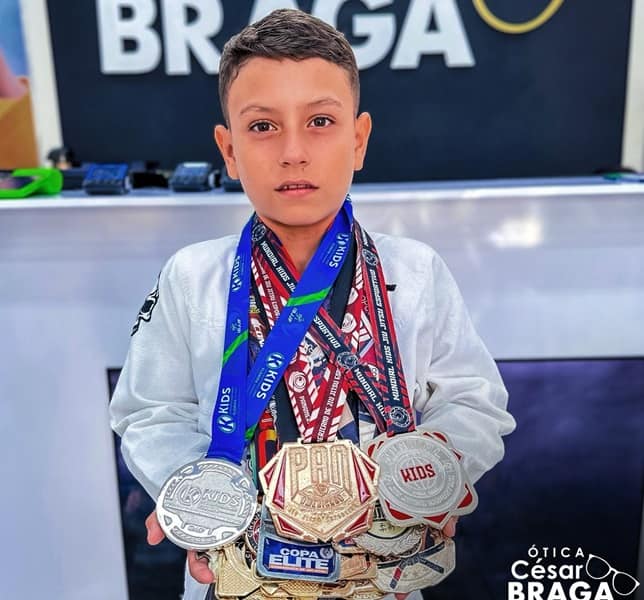 Arthur Terrete exibe as medalhas