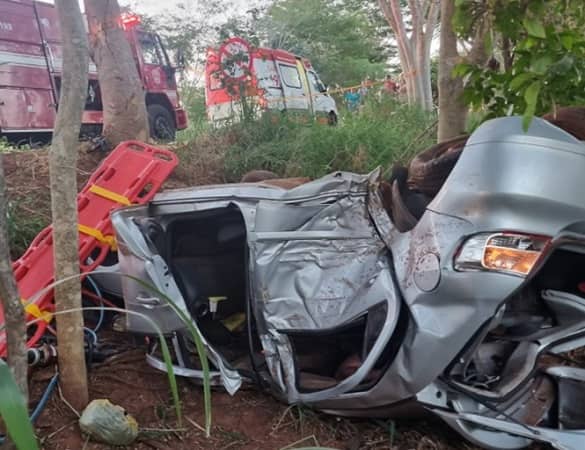 Carro ficou destruído após acidente em Santa Clara d’Oeste (SP) — Foto: Arquivo pessoal