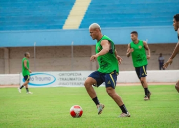 O prata da casa Mazzaro com a bola durante treino no Adhemarzão - Foto: Gabriel Rocha