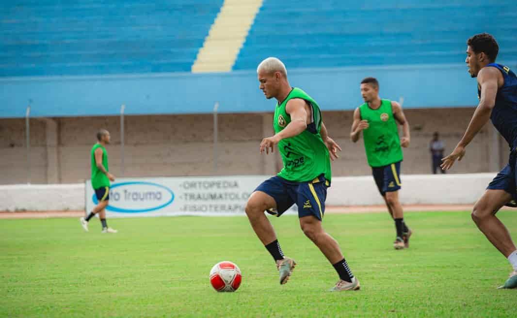 O prata da casa Mazzaro com a bola durante treino no Adhemarzão - Foto: Gabriel Rocha