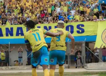 Caio Bahia e Gustavo França comemoram um dos gols com a torcida - Foto: Gabriel Rocha