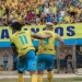 Caio Bahia e Gustavo França comemoram um dos gols com a torcida - Foto: Gabriel Rocha