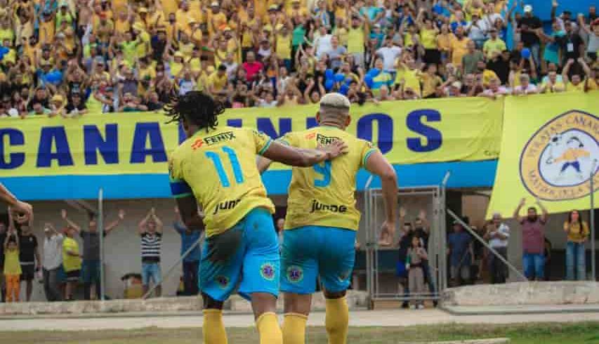 Caio Bahia e Gustavo França comemoram um dos gols com a torcida - Foto: Gabriel Rocha