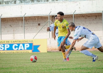 Atacante Leonardo em lance do jogo contra o Fernandopolis (Foto: Gabriel Rocha)