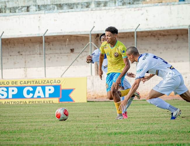 Atacante Leonardo em lance do jogo contra o Fernandopolis (Foto: Gabriel Rocha)