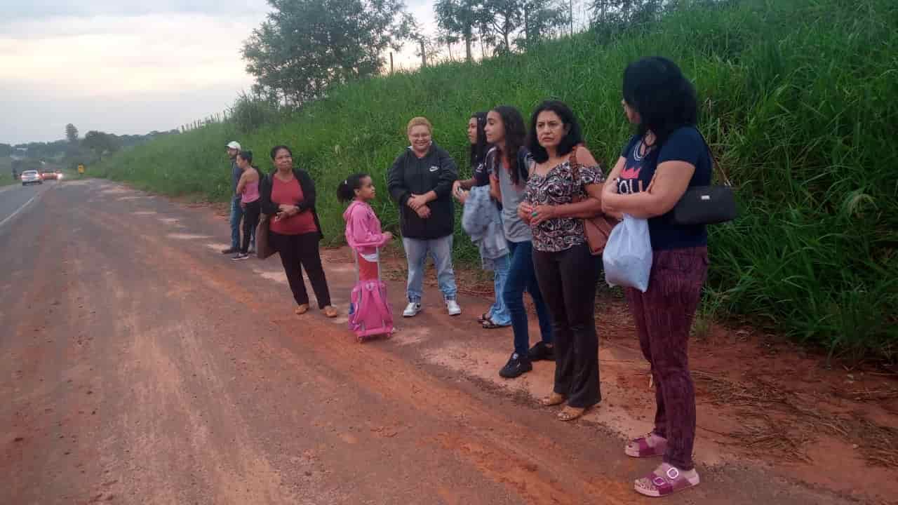 Moradores precisam esperar o ônibus na pista