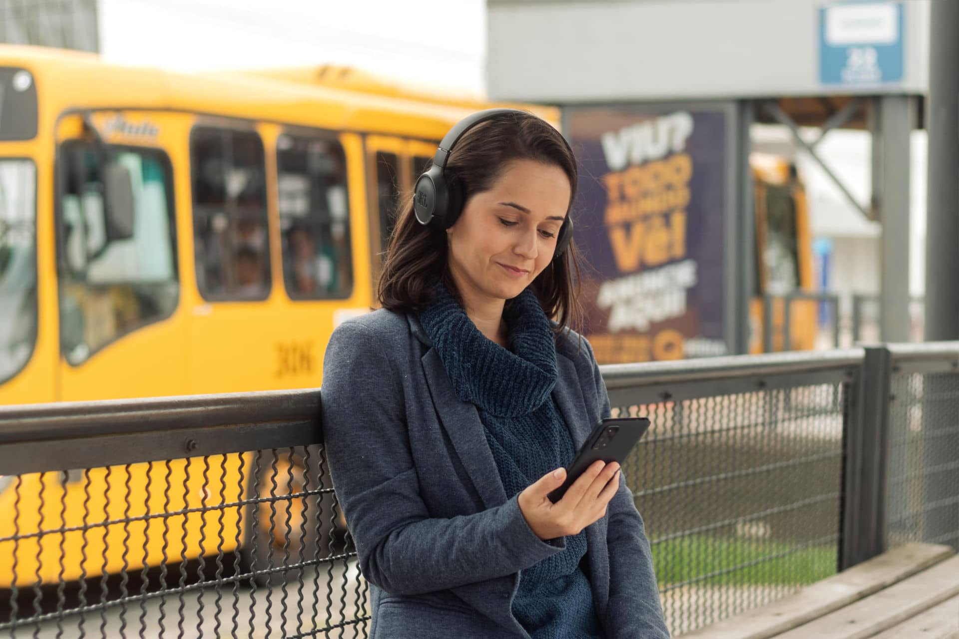 mulher no smartphone com fone nos ouvidos