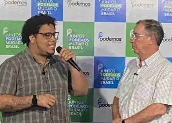 Vereador Wesley discursa ao lado de Borella