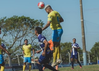 O atacante Gustavo França cabeceia a bola (Foto: Gabriel Rocha)