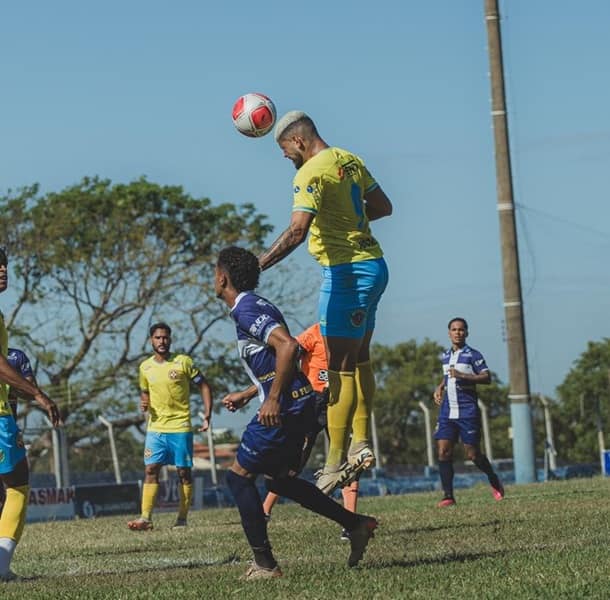 O atacante Gustavo França cabeceia a bola (Foto: Gabriel Rocha)