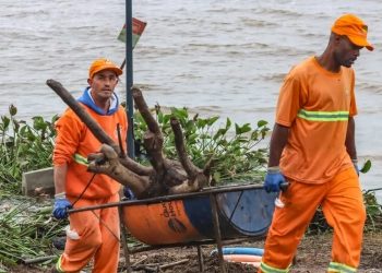 Garis limpando área alagada em Porto Alegre, Rio Grande do Sul