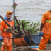 Garis limpando área alagada em Porto Alegre, Rio Grande do Sul