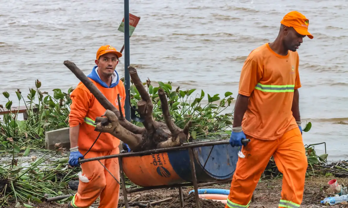 Garis limpando área alagada em Porto Alegre, Rio Grande do Sul