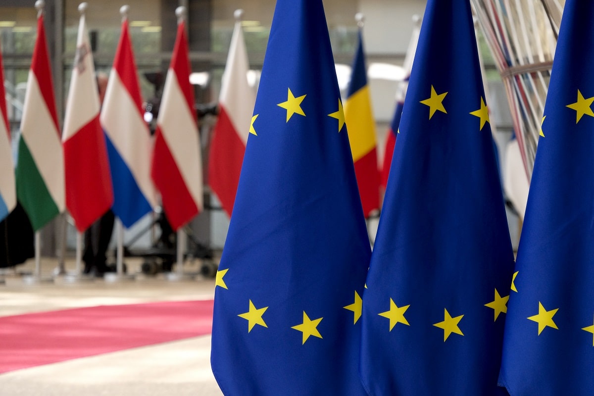 Bandeiras europeias no edifício do Conselho da UE em Bruxelas, Bélgica — Foto de Ale_Mi