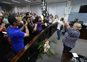 A presidente da Câmara, Cristina Munhoz, conversa com os manifestantes - Foto: Angelo Cardoso/Câmara Municipal