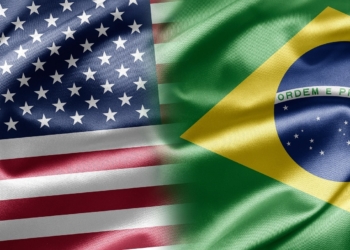 Bandeiras do Brasil e EUA.