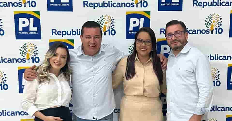 Evandro e Pastora Adriana (ao centro) com seus respectivos cônjuges,, Daniela Silva e Bispo Amarildo