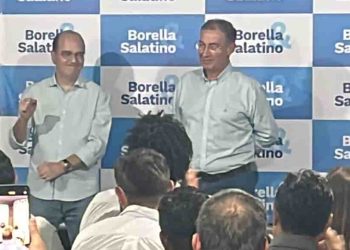 Salatino ao lado de Borella, durante o anúncio do vice