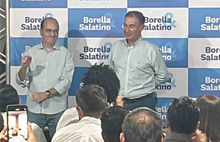 Salatino ao lado de Borella, durante o anúncio do vice