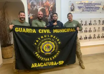 Guilherme Barion com a farda da GCM de Araçatuba com três policiais da SWAT dos EUA